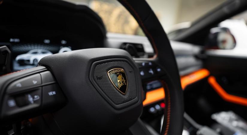 Narancssárga szörny a belvárosban – elképesztő luxusautó parkolt le Szegeden