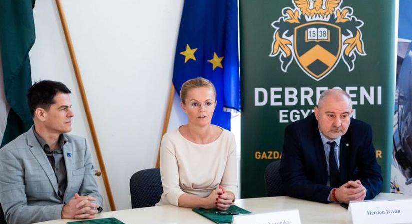 A repülőgépipar is belépett az egyetemi képzésbe: új duális partnert nyert a Debreceni Egyetem