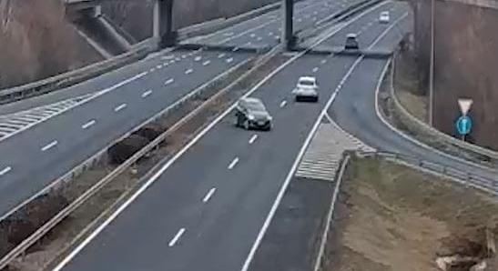 A forgalommal szemben ment egy autós az M7-esen, végül lehajtott egy felhajtón – videó