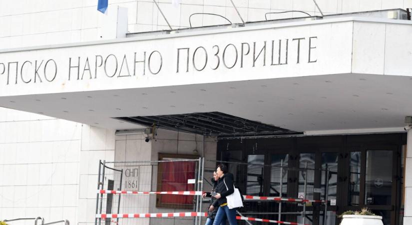 Darabok estek le az újvidéki színház előtetőjéből