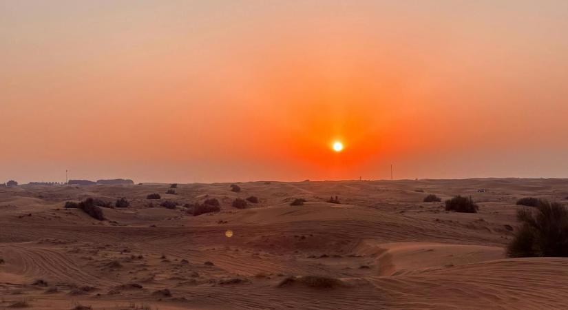 Sivatagi por szűri a napsütést