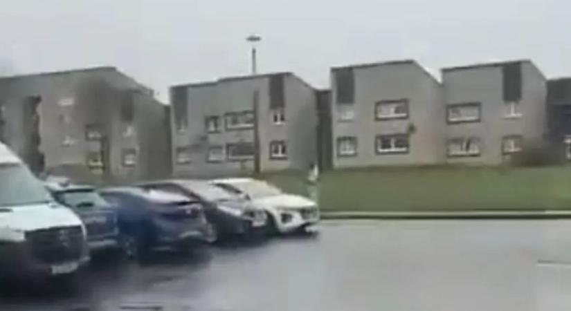 Késes támadó sebesített meg járókelőket, majd az emeleti lakásból hergelte a tömeget