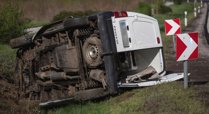 Félpályás útzár: oldalára borult egy autó az 57-es főúton