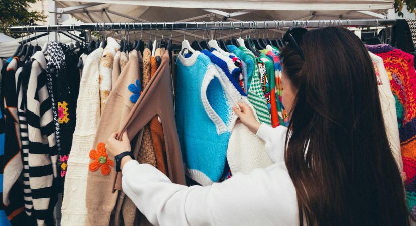 Ingyenes ruhabörze Ajkán – Segítség a rászoruló családoknak