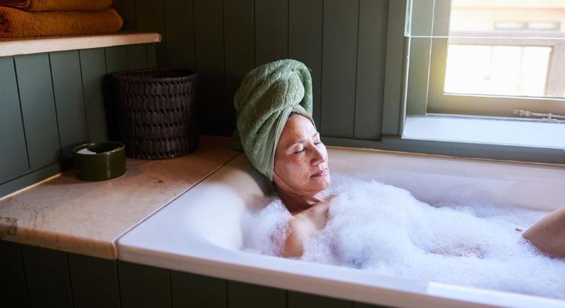 Hajmosás 60 felett: nem a gyakoriság számít, hanem a fejbőr állapota