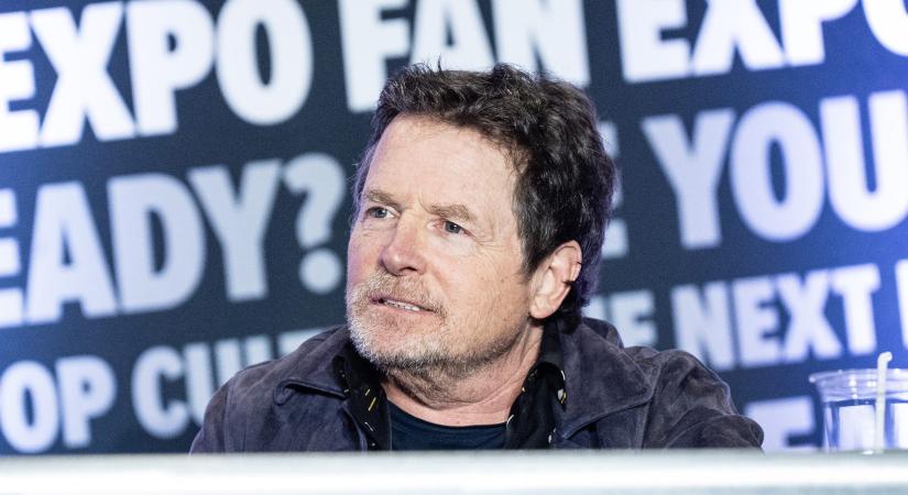 A nagybeteg Michael J. Fox meghatóan mutatta be sosem látott fiát – tapsviharral ünnepelték őt a kollégák