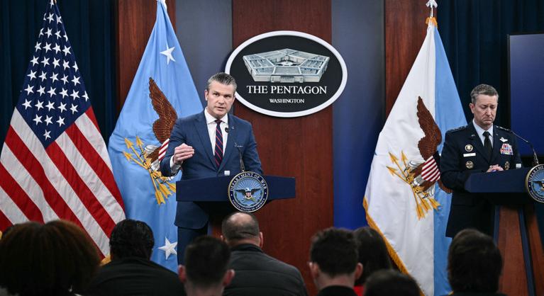 Pentagon a háborúról: Irán fegyvert fogott a fejünkhöz, nem mi kezdtük, de mi fejezzük be