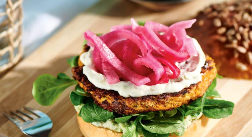 Vegaburger zöldséglepénnyel, avokádókrémmel, savanyított hagymával