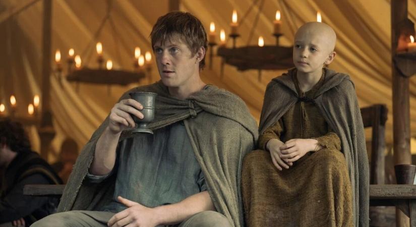 [VIDEÓ] Vicces bakiparádét láthatunk A Hét Királyság lovagjának forgatásáról, ami alapján nagyon mókás volt a spin-off forgatása a két főszereplő számára