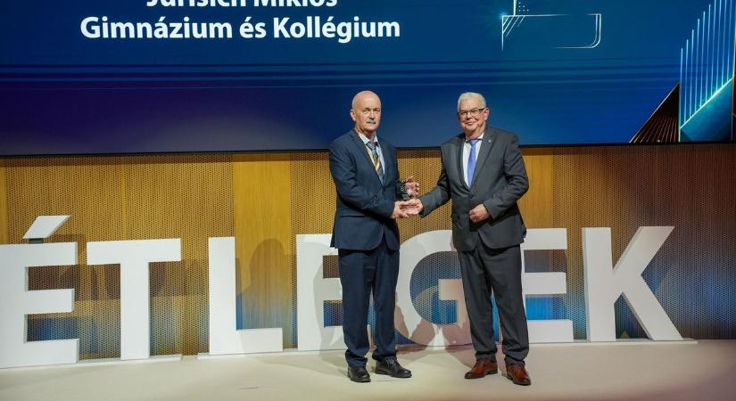 BÉT Legek díjat kapott a kőszegi Jurisich Miklós Gimnázium tanára, Kiss Zoltán