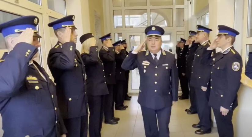 Közel négy évtizednyi szolgálat után megható videón búcsúztak el a hajdú-bihari rendőrkapitánytól!