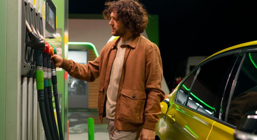 Üzemanyagár-emelkedés kezdődött, már keddtől többet fizetünk