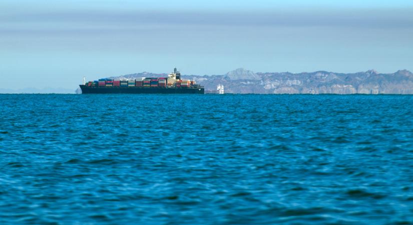 Kigyulladt tankerek és veszteglő hajók - sokkra készül a globális szállítmányozás