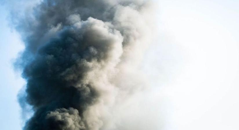 Fotók: ezért terjedt nagy fekete füst Egerben – hatalmas a pusztítás