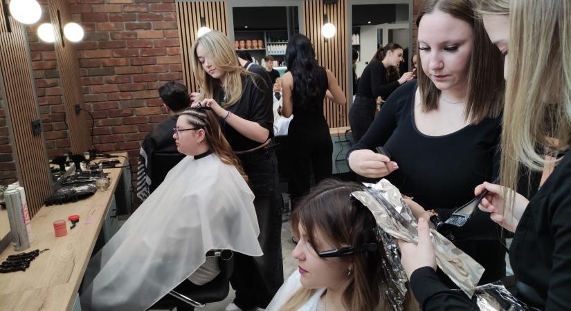 Szalonokkal vetekszik az Eötvös új fodrász szaktanterme
