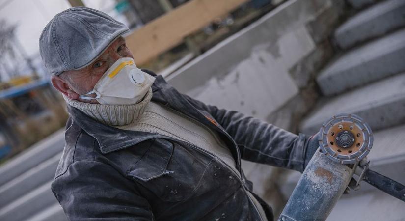 24 év profizmusát teszik bele a Petőfi tér lépcsőibe, nem akárki esett neki a munkának – fotókkal, videóval