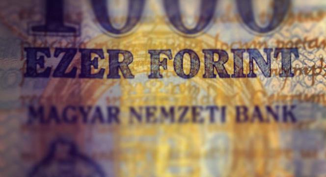 Mélypontra küldte a forintot a háború