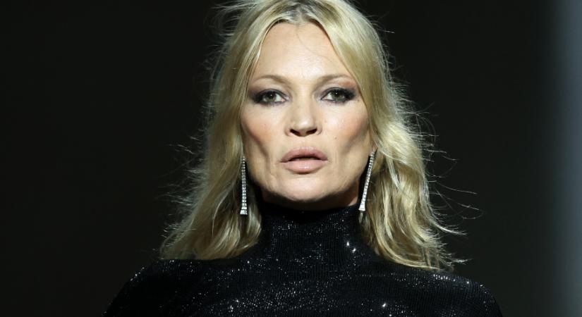 Kate Moss ebben a merészen pikáns ruhában tért vissza a Gucci kifutójára - videó