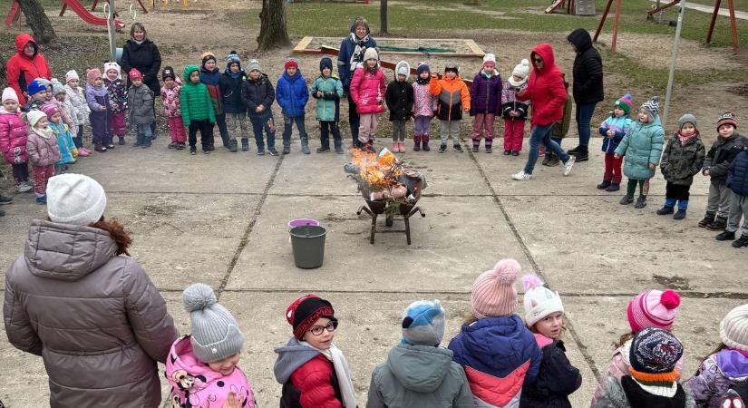 Elégették a kiszebábot, elköszöntek a téltől a homoki óvodások