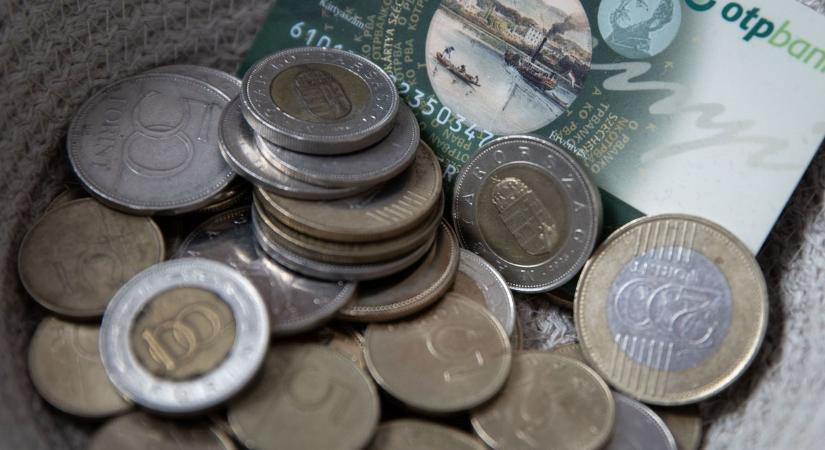 Kapaszkodjon meg: egy férfi és egy nő azt gondolta, mindent szabad! Valutaváltásban utaztak