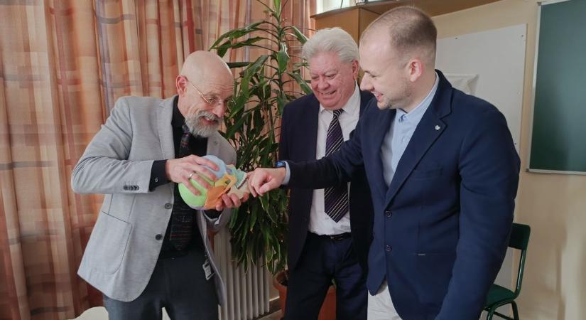 A természettudományos oktatásért – koponyától a plazmagömbig a Kossuth gimnáziumban