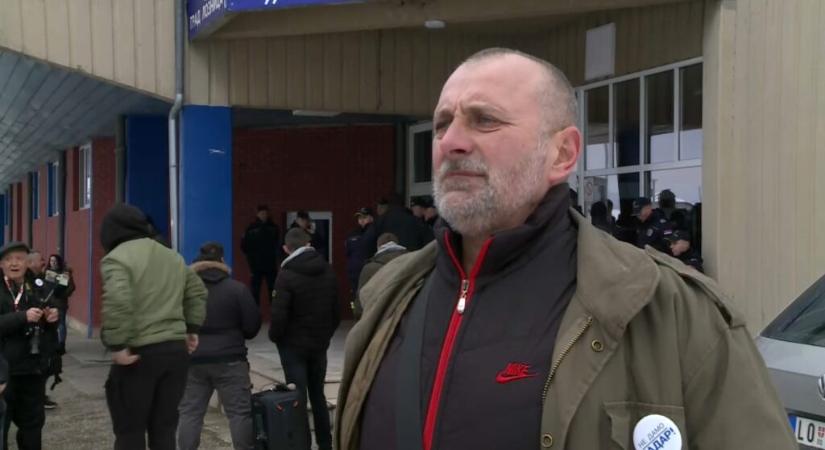 Traktorral hajtott a rendőrök közé