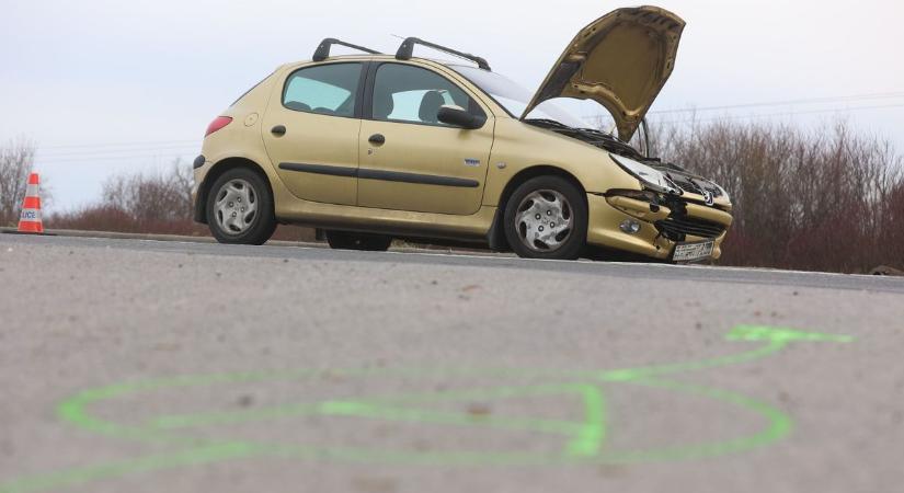 Kórházba szállítottak egy idős nőt az 57-es főútról (FOTÓK)