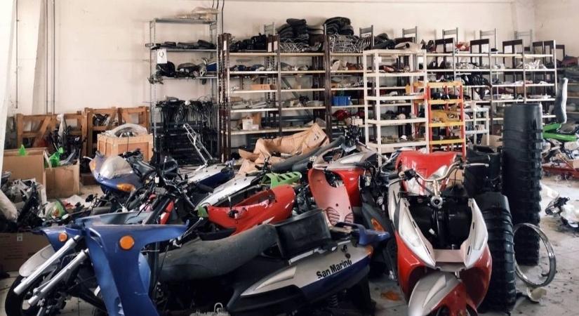 Urbex motortemető: több száz motor hever egy horror filmbe illő raktárban (óriás galériával)