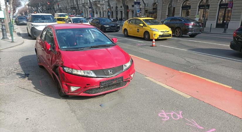 Rohantak a mentők: motorbaleset az Andrássy úton – kocsi alá szorult a férfi