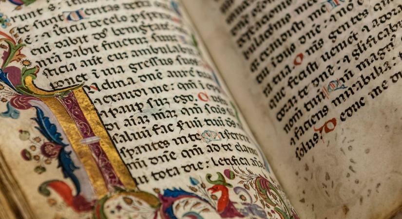 Poros évszámok helyett izgalom – lebilincselő középkori titkok a könyvtárban