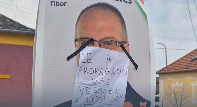 „Vesszen a Viktátor!” – tömeges plakátrongálás ügyében nyomoz a rendőrség