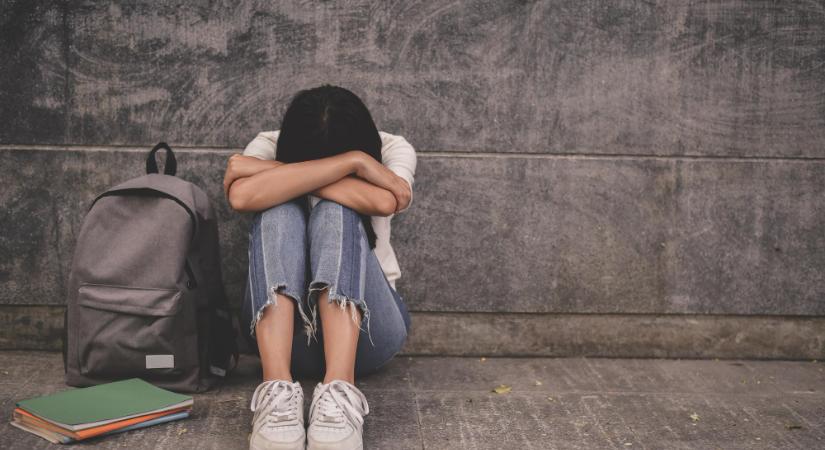 Térdre kényszerítették, pofozták, megalázták, és az egészet levideózták