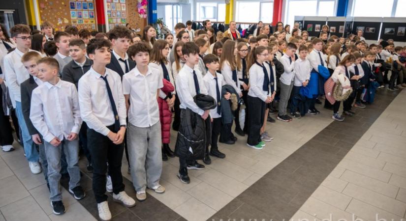 AI által komponált dalt is előadtak a debreceni diákok az Arany-napokon – videóval