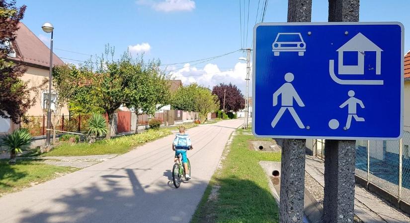 Újra kellett olvasniuk a KRESZ-t az autósoknak