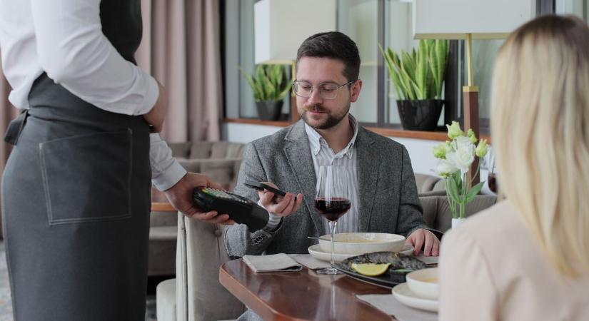 Rutinból fizetsz? Ne tedd – így változtak a borravaló és szervízdíj szabályai 2026-ban