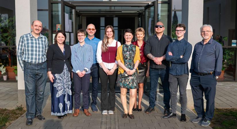 „Mozgásban” címen nyílt fotókiállítás Fertődön a helyi fotóklub képeiből