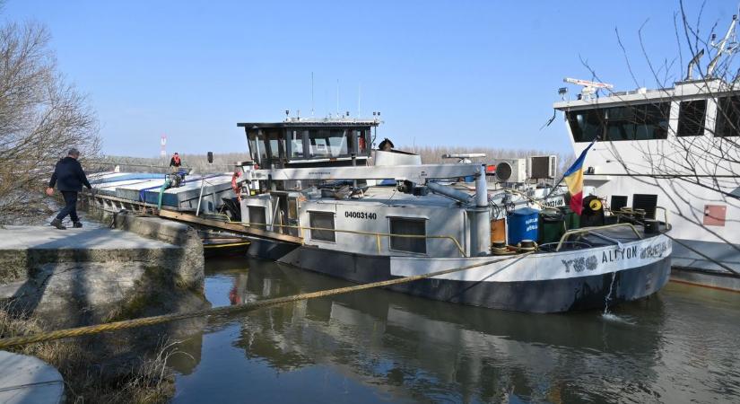 Újra megbillent a léket kapott uszály Vámosszabadinál, a héten rakják át rakományát - fotó