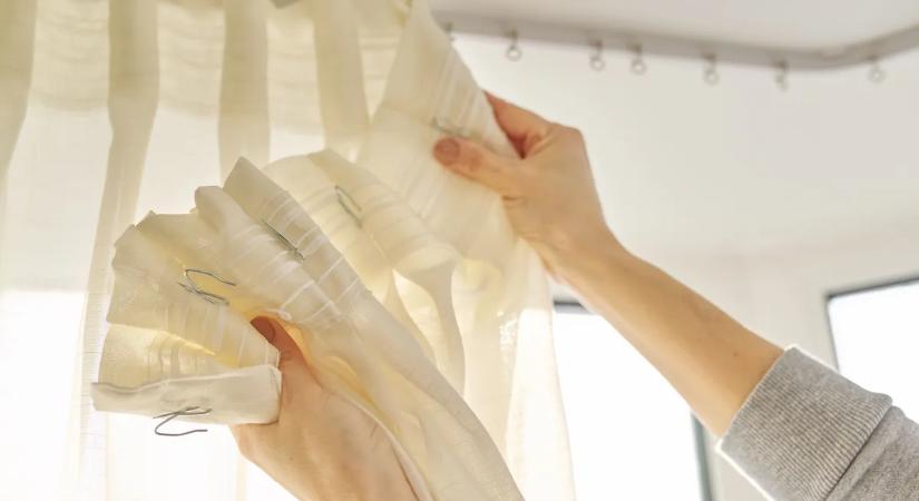 Beszürkült vagy foltos maradt? Mutatjuk a trükköt, amivel patyolattiszta és gyűrődésmentes lesz a függöny