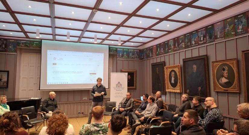 Diplomás pizzafutár és a szomszéd, akinek 300 lakása van – Mit ad nekünk az erdélyi magyar szociológia?