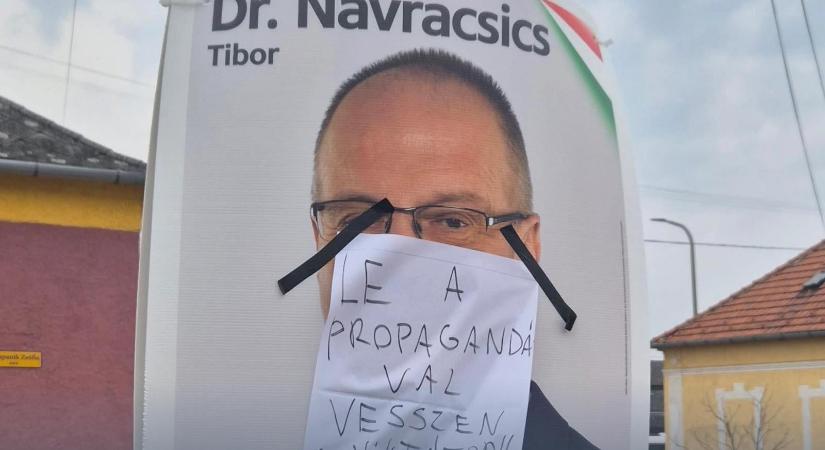 Navracsics Tibor: Tömeges plakátrongálás történt Sümegen
