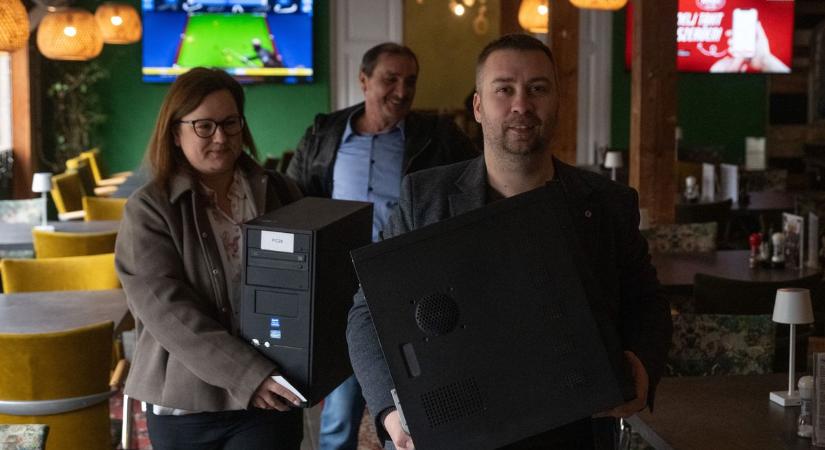 Nem eladták, inkább odaadták: így segít egy szegedi cég, számítógépeket kapott négy kistelepülés