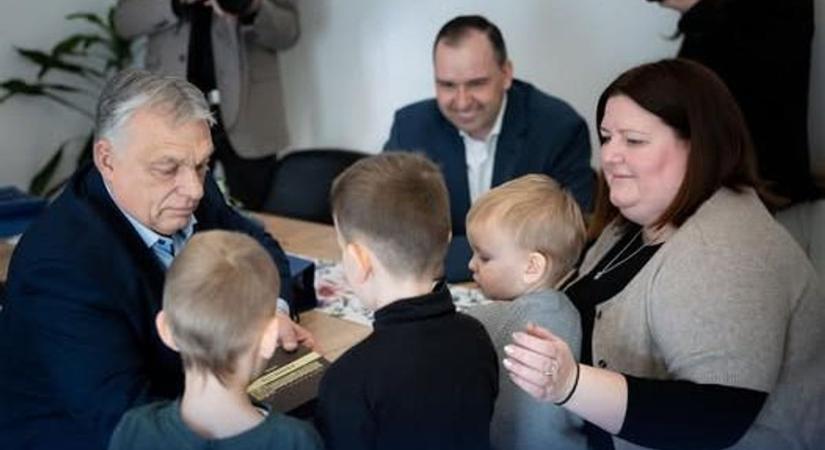 Orbán Viktor Fertőszentmiklóson aláírást gyűjtött és csokit osztott