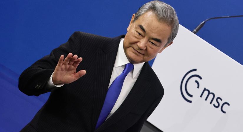 Keményen kiosztotta Trumpot a kínai külügyminiszter Irán önkényes megtámadása miatt