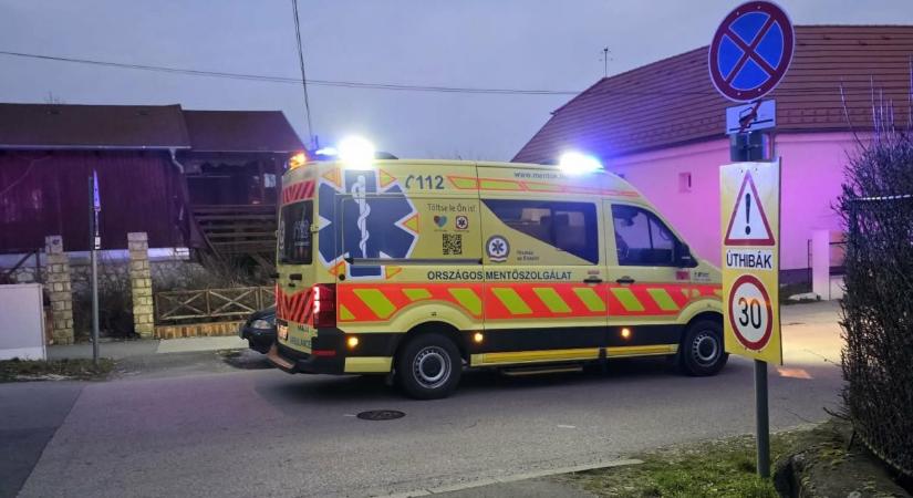 Rosszul lett egy járókelő Ménfőcsanakon, éppen újraélesztik a mentők