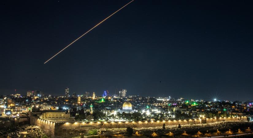 Ez a felvétel jól mutatja, milyen drasztikusan felforgatta az iráni konfliktus a Közel-Kelet légi forgalmát