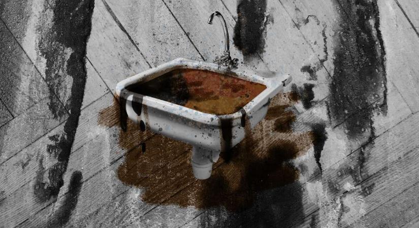 Visszajön a lefolyóból a szennyvíz egy magyar pszichiátria orvosi szobájában