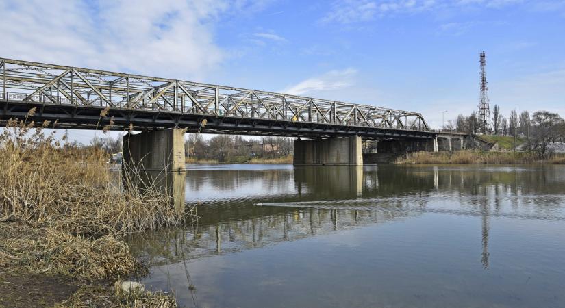 Védőhálót szerelnek a Gubacsi híd alá a lehulló törmelék miatt