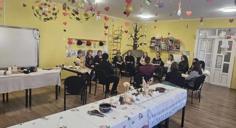 Kézműves képzési nap Tiszaágteleken óvodapedagógusok számára - Kézügyesség, kreativitás, hagyományismeret