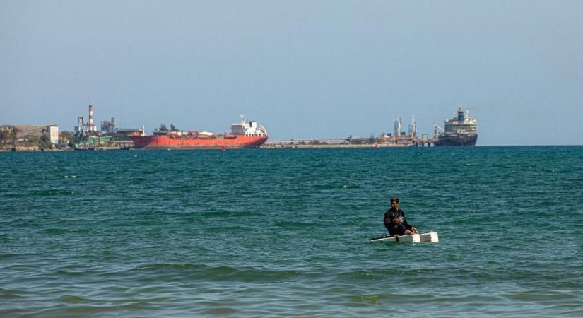 Kínos: eltalálta Irán az amerikai hadsereg üzemanyagszállító tankhajóját, mindent beborított a rakétazápor – videón a Stena Imperative