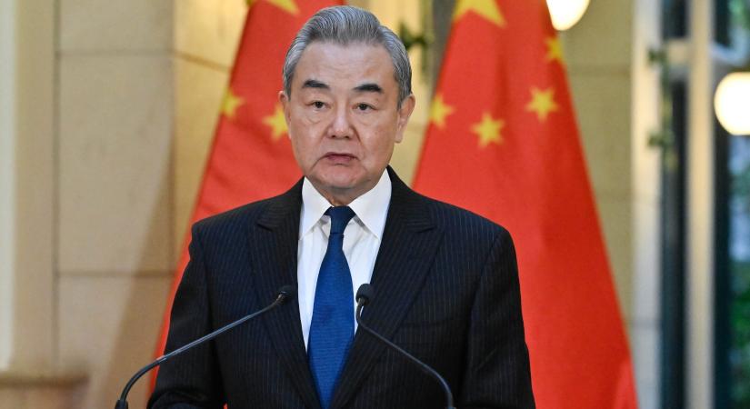 Kína külügyminisztere bírálja az Egyesült Államokat és Izraelt Irán megtámadása miatt